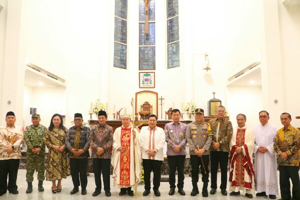 Adem banget, Menag Nasaruddin Hadiri Perayaan Natal di Katedral manado