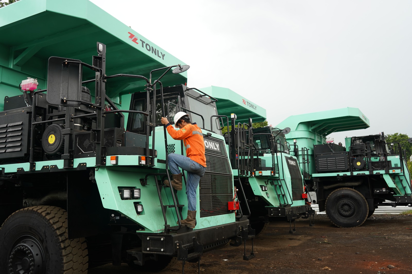 Kobexindo Lakukan Pengiriman Perdana Dump Truk Tonly Berteknologi Hybrid