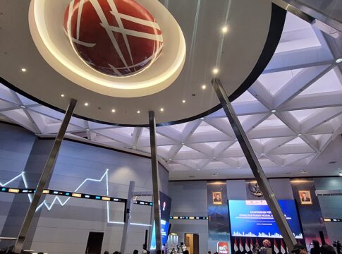 Indeks Harga Saham Gabungan (IHSG) ditutup melemah 46,871 poin atau 0,546% ke level 8.537,911 pada perdagangan Rabu (24/12).Pergerakan IHSG didominasi tekanan jual, tercermin dari 602 saham melemah, sementara 350 saham menguat dan 238 saham stagnan.