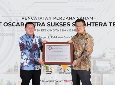 Manajeme OLIV ketika mencatatkan sahamnya di BEI.