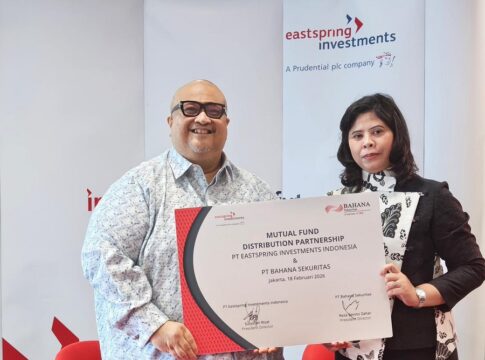 (ki-ka): Reza Benito Zahar, Presiden Direktur Bahana Sekuritas bersama Sulystari, Presiden Direktur PT Eastspring Investments Indonesia dalam penandatanganan MoU kerjasama distribusi reksa dana pada hari Rabu, 18 Februari 2026. (FOTO: Ist)
