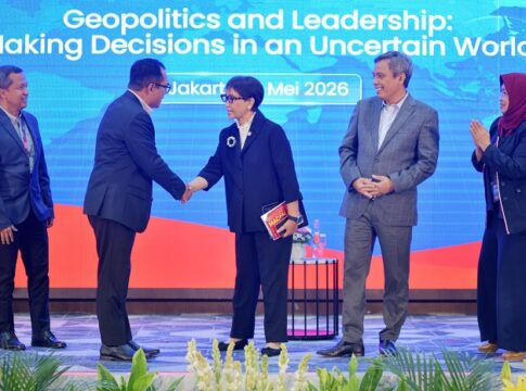 Direktur Human Capital & Compliance BTN Eko Waluyo berjabat tangan dengan Menteri Luar Negeri Republik Indonesia periode 2014–2024 Retno Lestari Priansari Marsudi, disaksikan Direktur Utama BTN Nixon L.P. Napitupulu, Human Capital Management Division Head BTN Rahmayati, dan Learning Management Division Head BTN Ade Surya Lesmana, usai kegiatan Expert Talk Session bertema “Geopolitics and Leadership: Making Decisions in an Uncertain World” di Ballroom Menara 1 BTN, Jakarta, Rabu (13/5/2026). (Foto: Endamg Muchtar)