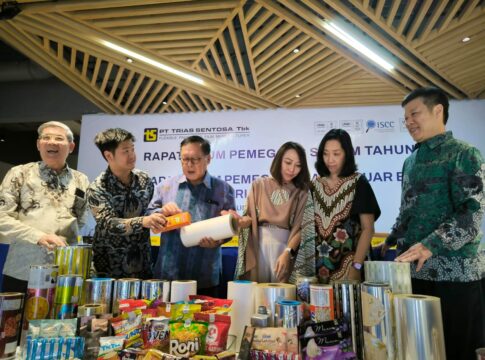 Jajaran direksi dan komisaris PT Trias Sentosa Tbk menunjukkan sejumlah produk unggulan flexible packaging inovatif yang siap dipasarkan secara global.